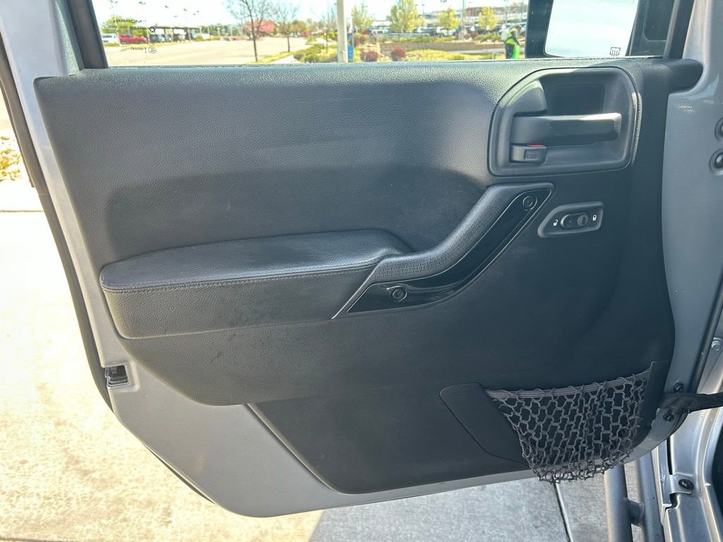 Used 2015 Jeep Wrangler Unlimited Sahara image 21