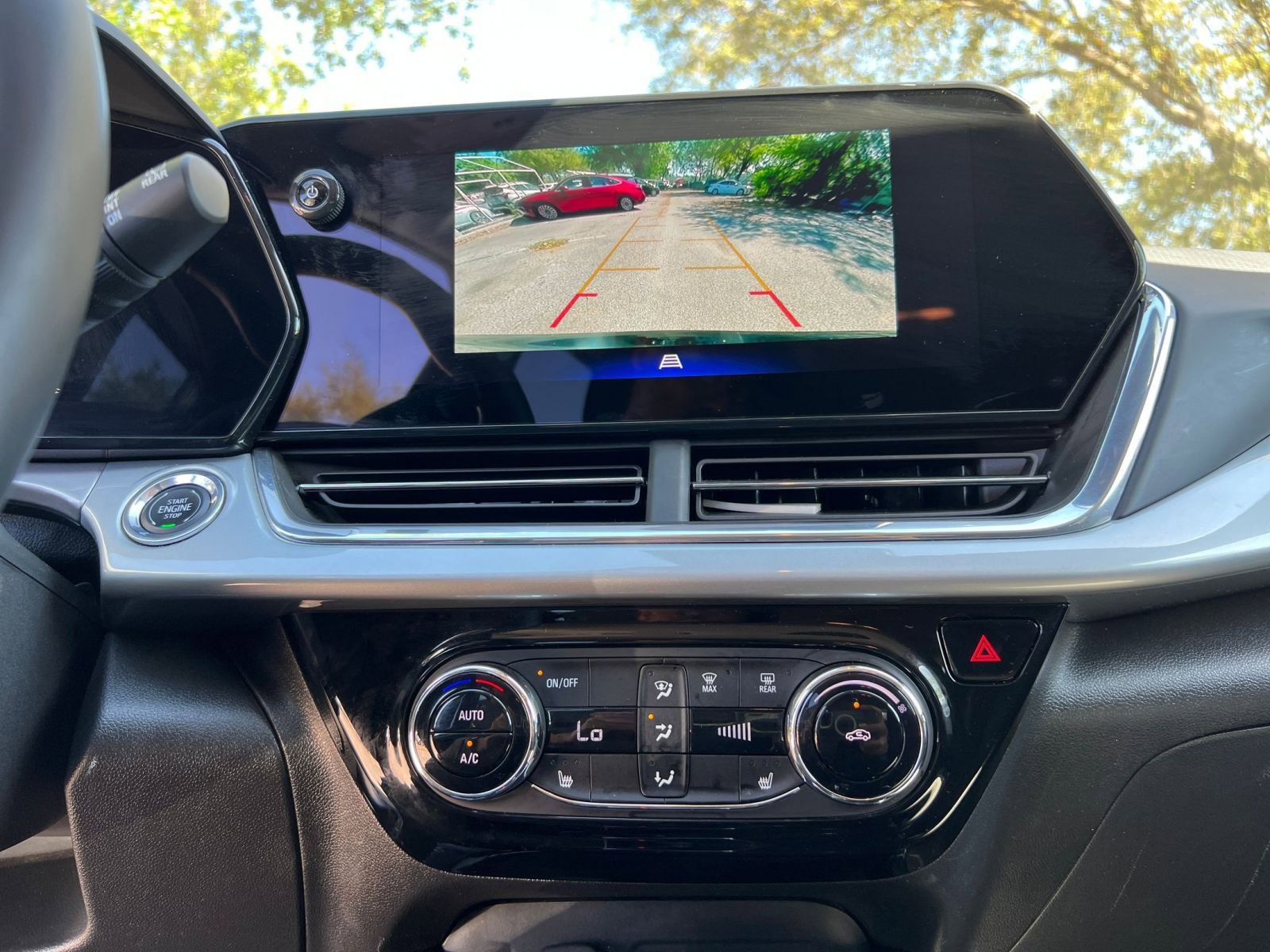 Used 2025 Chevrolet Trax LT w/ LT Convenience Package image 17