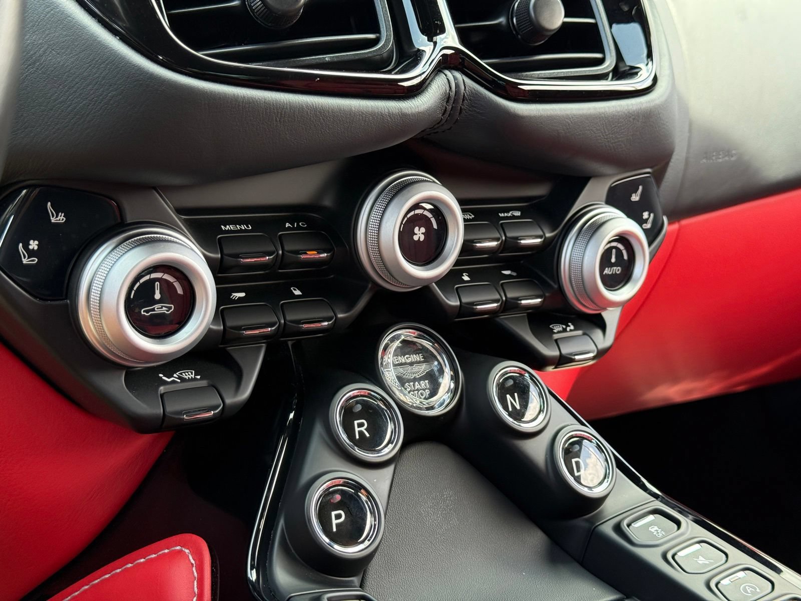 Used 2023 Aston Martin V8 Vantage Coupe RWD image 43