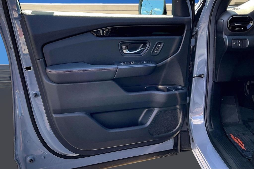 Used 2025 Honda Pilot TrailSport image 22