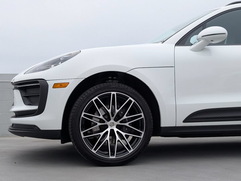 Certified 2024 Porsche Macan AWD/4WD image 9