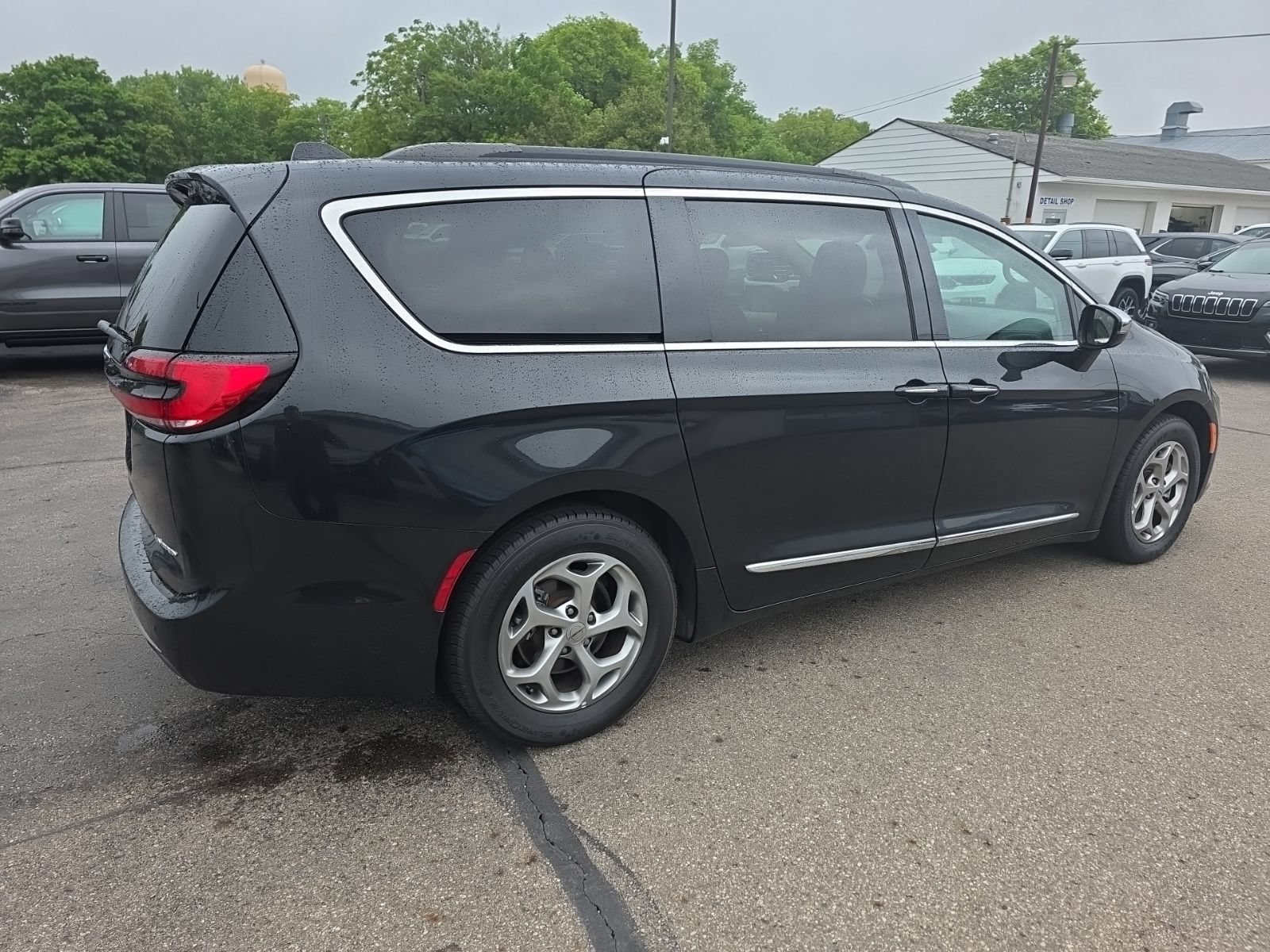Used 2023 Chrysler Pacifica Limited FWD image 3