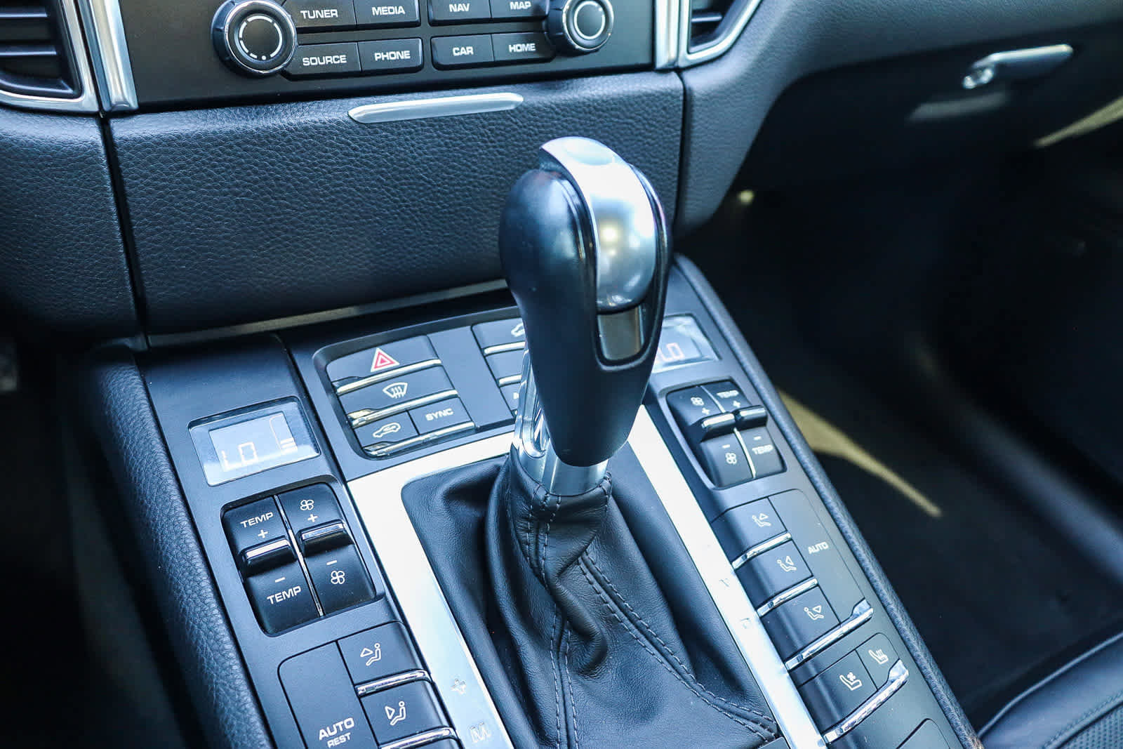 Used 2017 Porsche Macan image 25