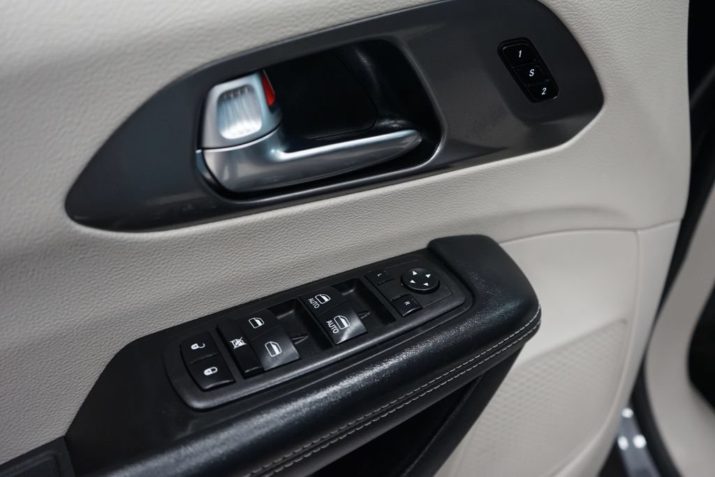 Used 2023 Chrysler Pacifica Touring-L AWD/4WD image 25