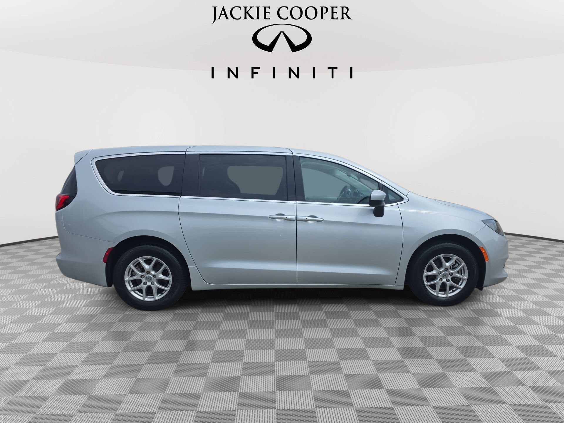 Used 2023 Chrysler Voyager LX FWD image 4