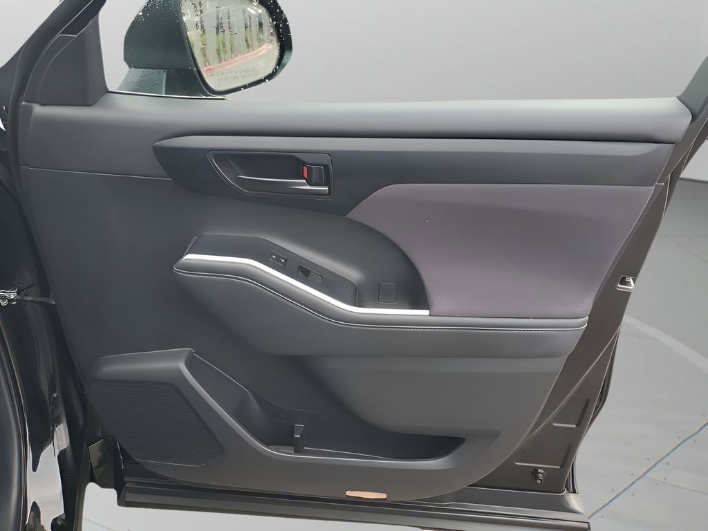 Used 2025 Toyota Highlander LE image 13