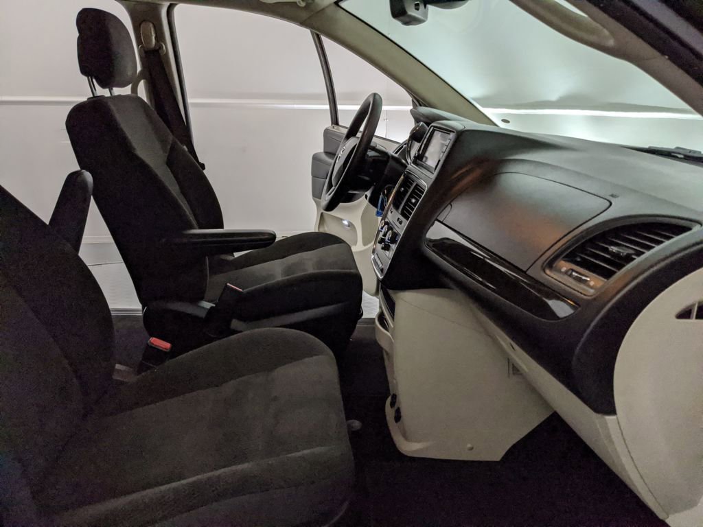 Used 2018 Dodge Grand Caravan SE w/ UConnect Hands-Free Group image 21
