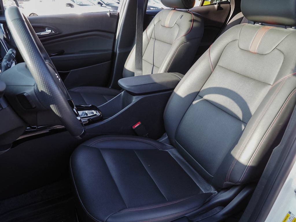 Used 2025 Chevrolet Trax RS w/ Sunroof Package FWD image 23