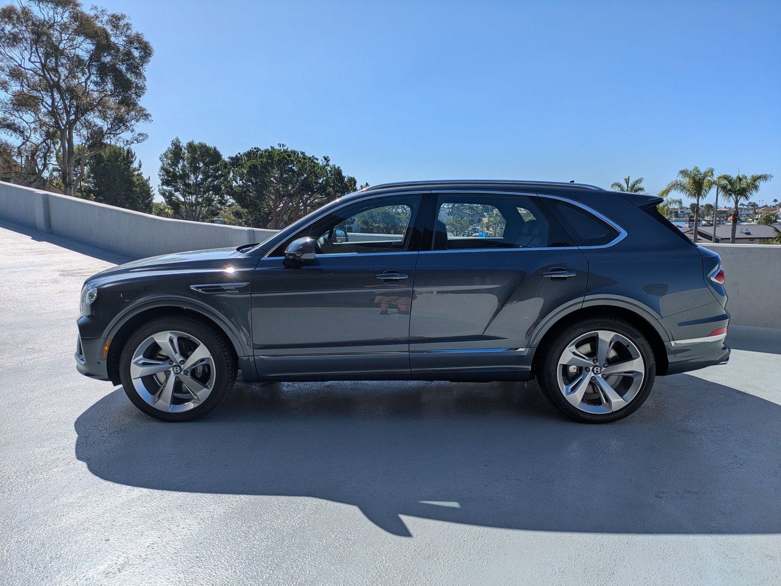 Certified 2025 Bentley Bentayga AWD/4WD image 5
