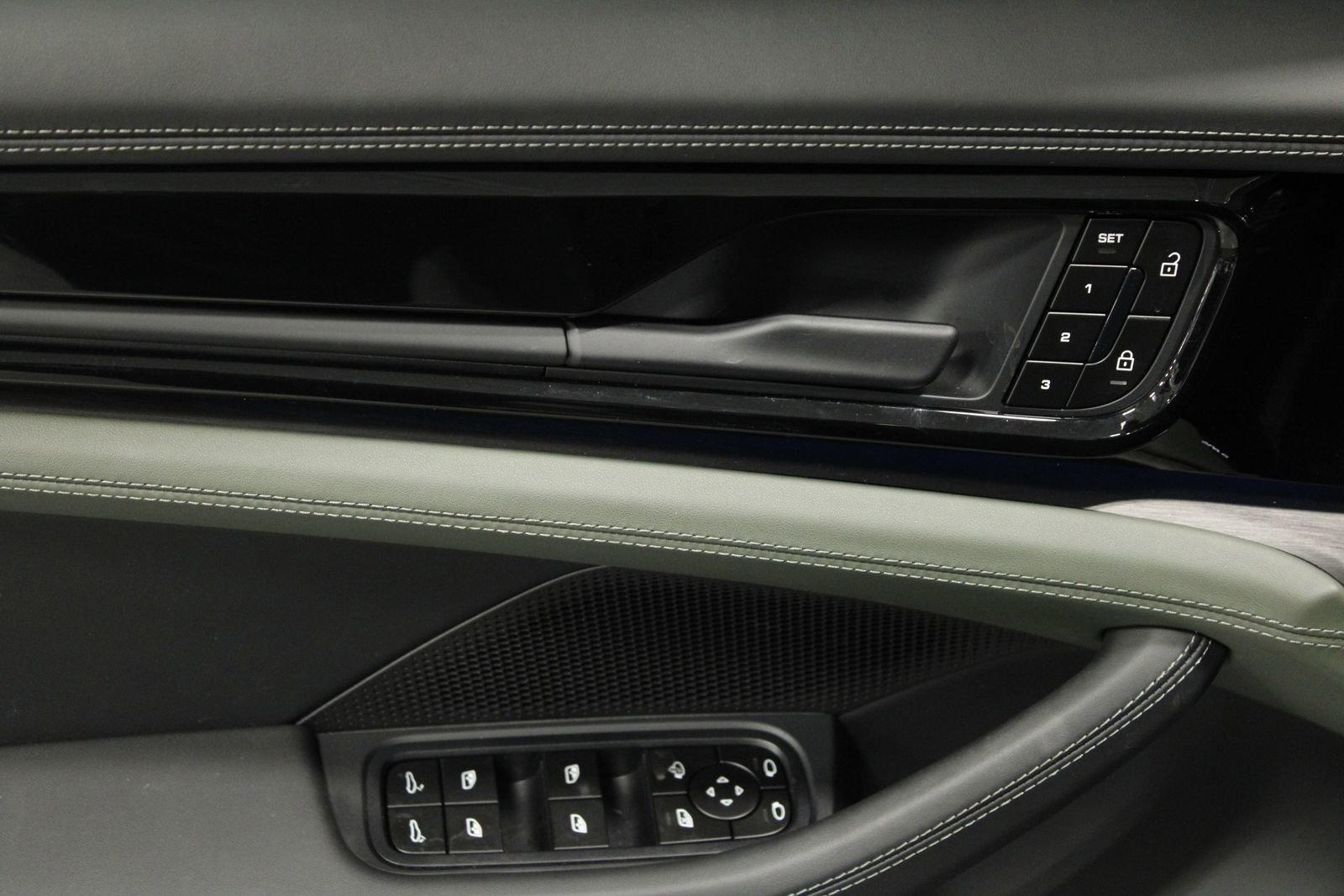 Used 2025 Porsche Panamera 4 image 30