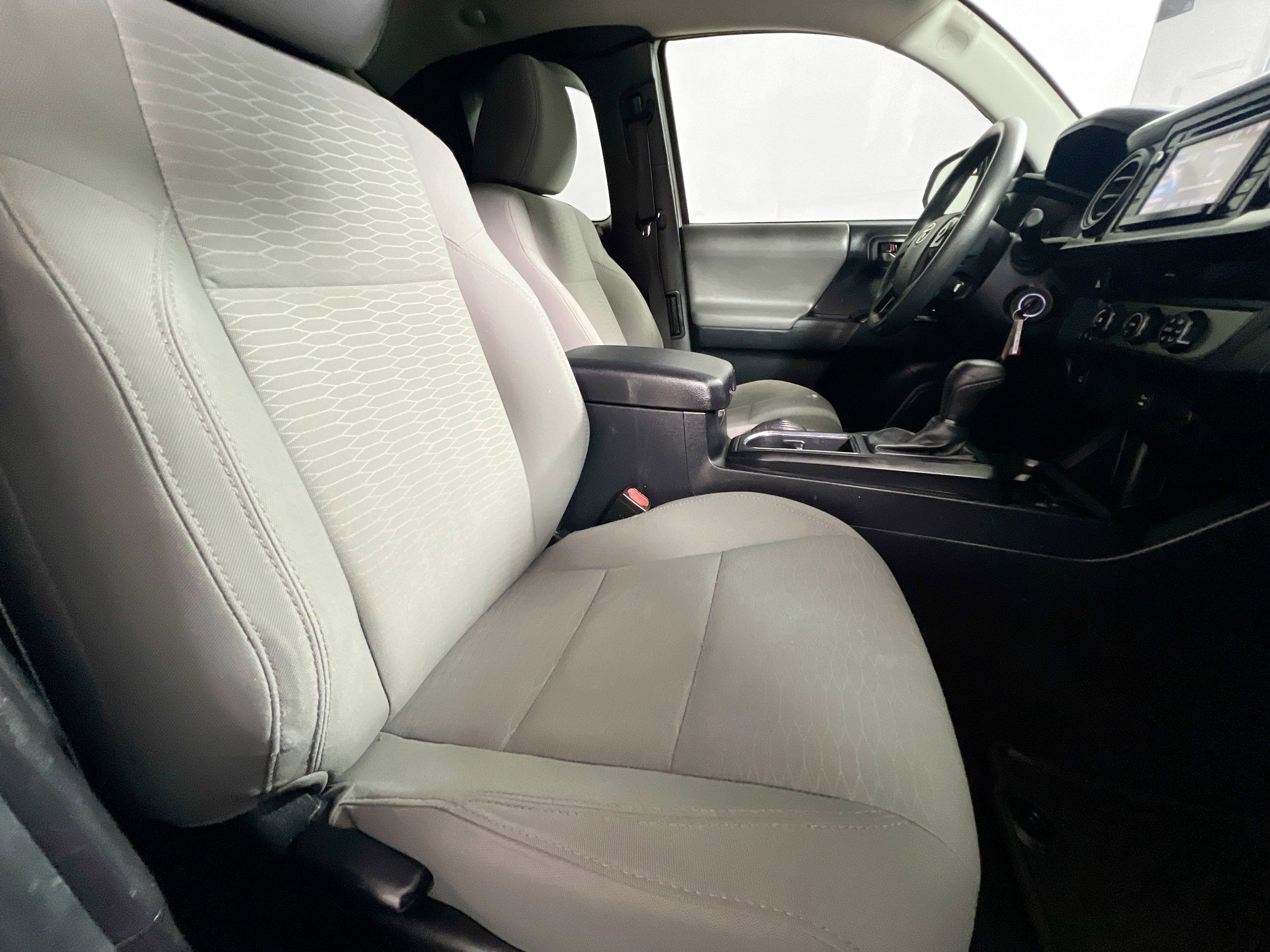 Used 2018 Toyota Tacoma SR image 29