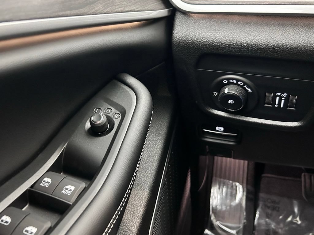 New 2026 Jeep Grand Cherokee Limited w/ Limited Altitude Package AWD/4WD image 19