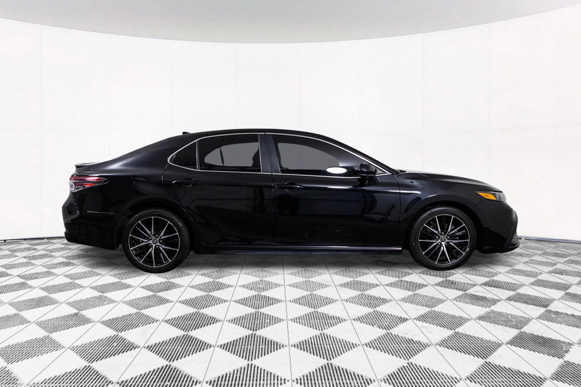 Used 2021 Toyota Camry SE image 17