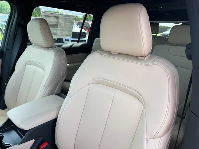 New 2026 Jeep Grand Cherokee L Limited w/ Limited Altitude Package AWD/4WD image 12