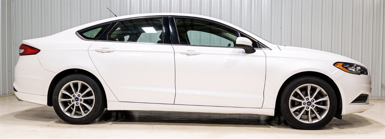 Used 2017 Ford Fusion SE w/ Fusion SE Technology Package image 7