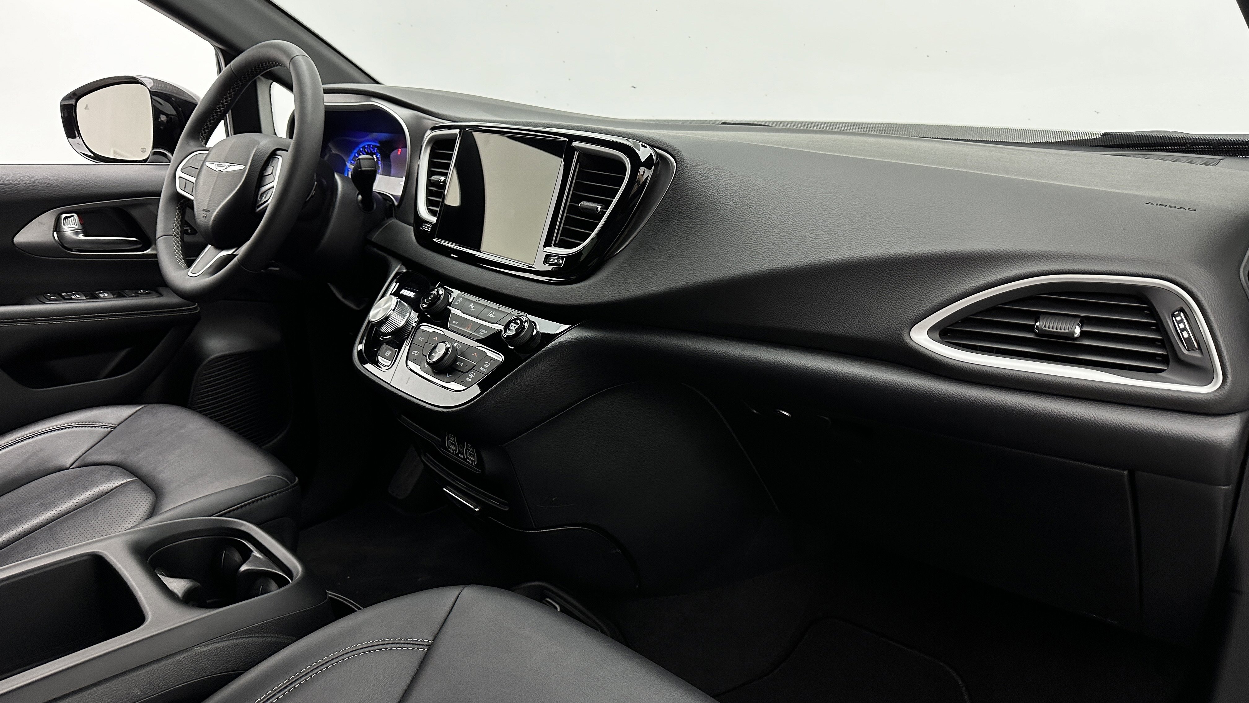 Used 2025 Chrysler Pacifica Select image 36