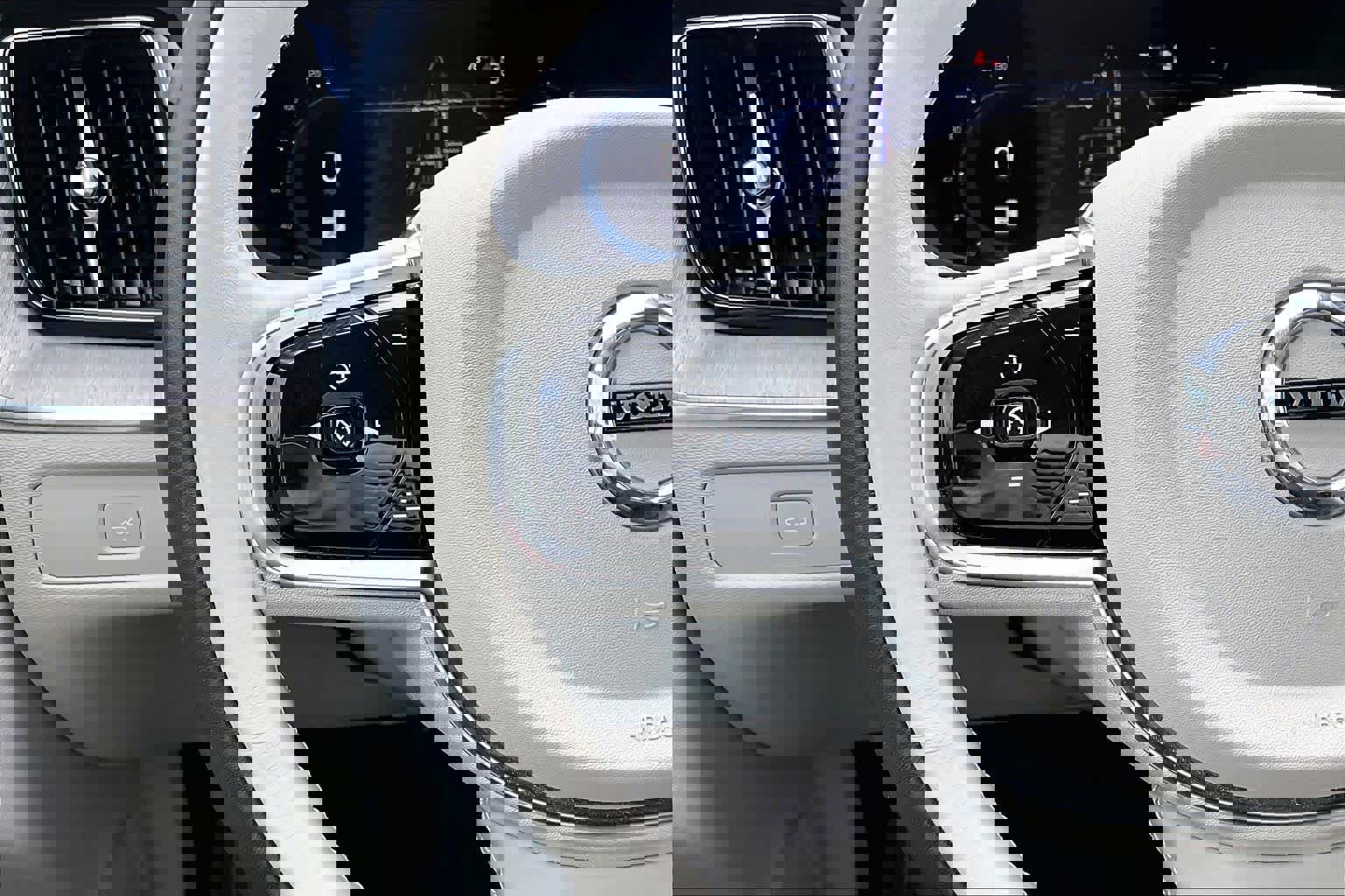 Used 2023 Volvo XC60 B5 Ultimate w/ Climate Package image 21