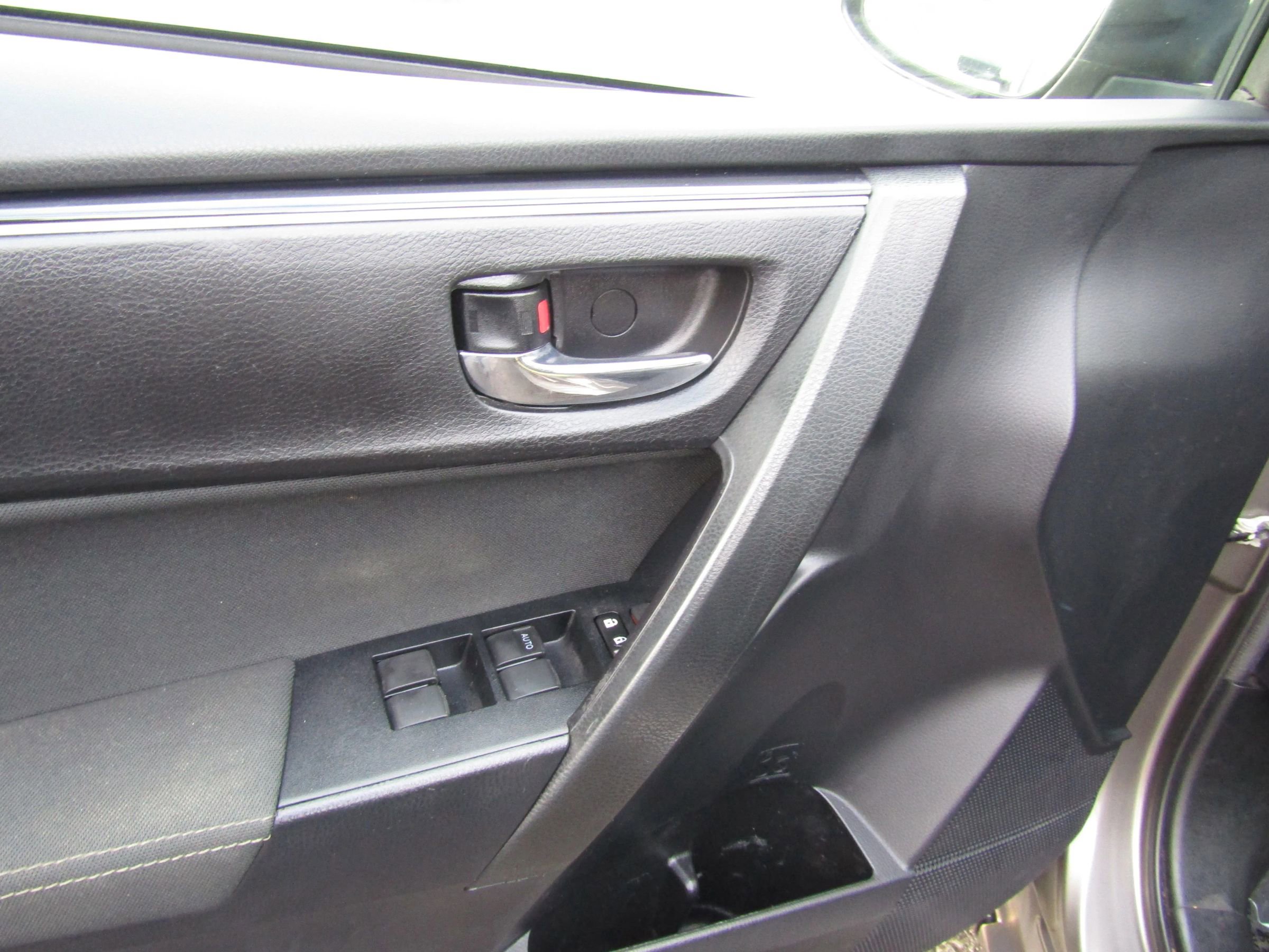 Used 2017 Toyota Corolla LE w/ Carpet Mat Package (TMS) image 12