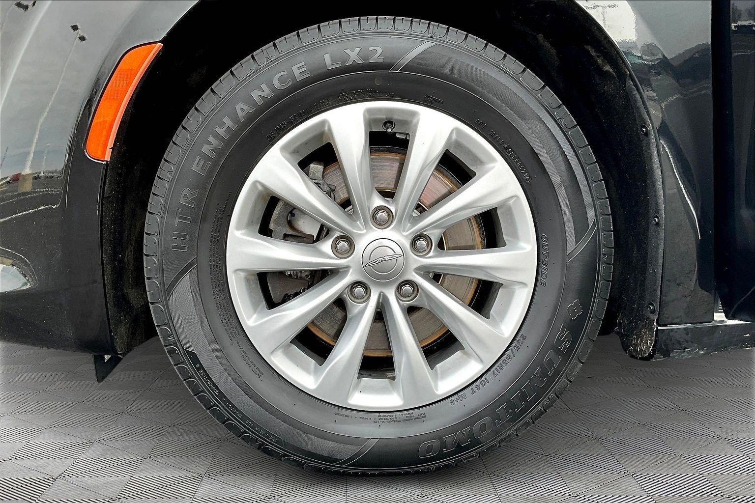 Used 2018 Chrysler Pacifica Touring-L image 35