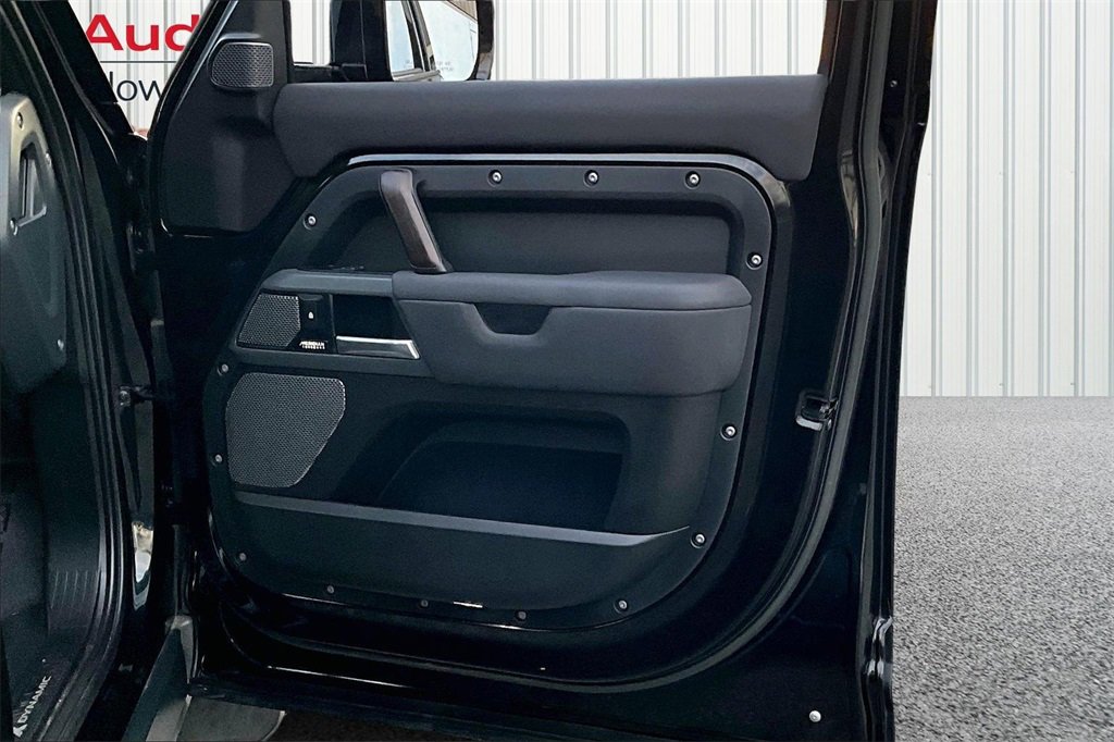 Used 2023 Land Rover Defender 110 X-Dynamic SE image 28