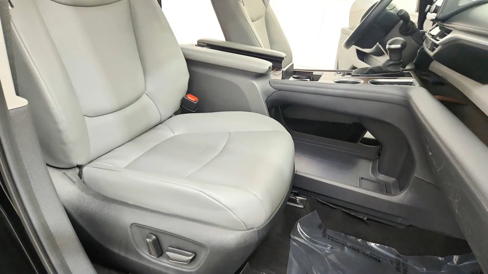 Used 2024 Toyota Sienna XLE image 31