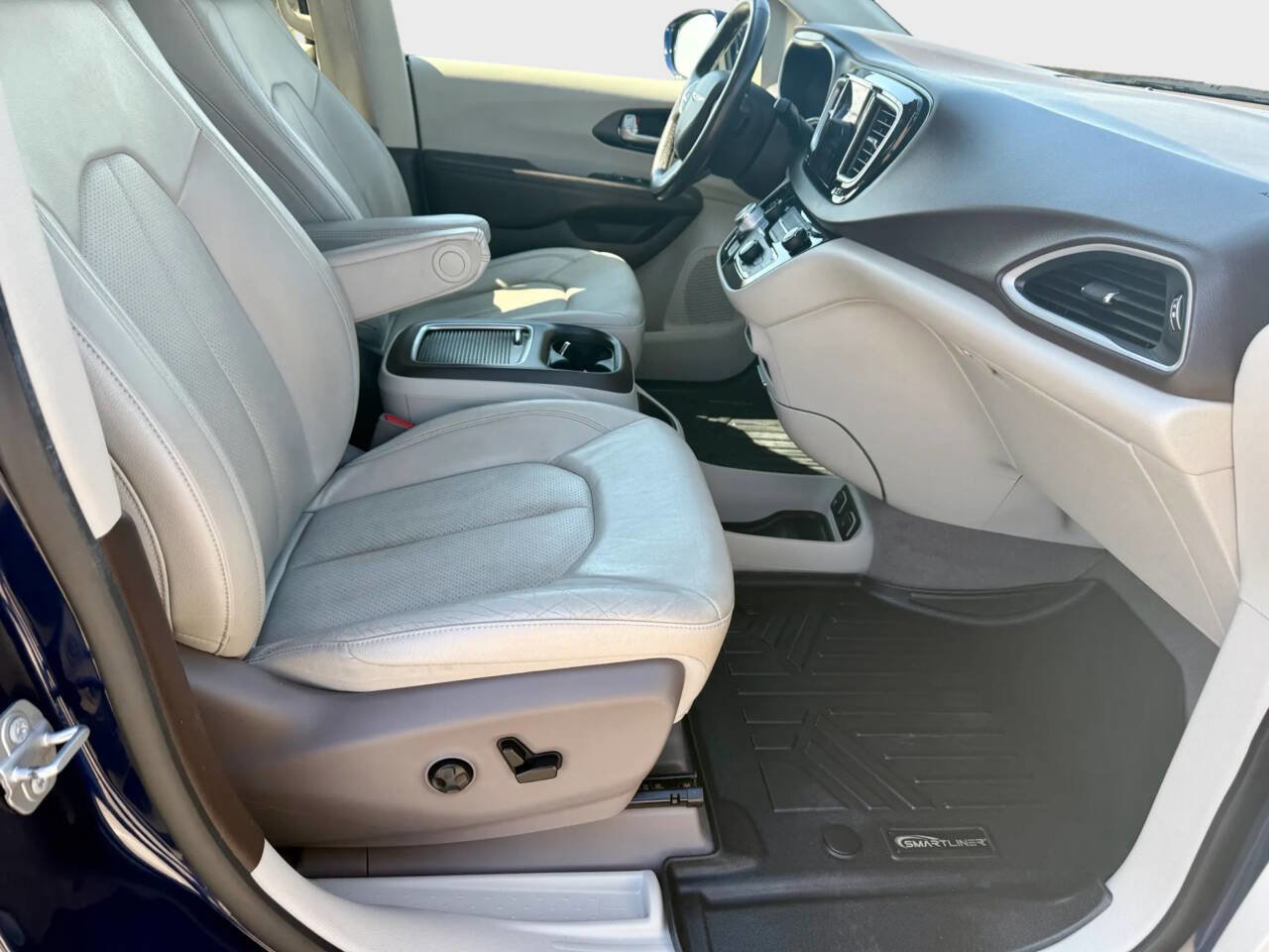 Used 2020 Chrysler Pacifica Touring-L Plus FWD image 12