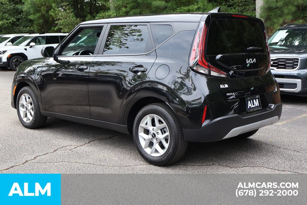 Used 2025 Kia Soul LX w/ LX Technology Package FWD image 8