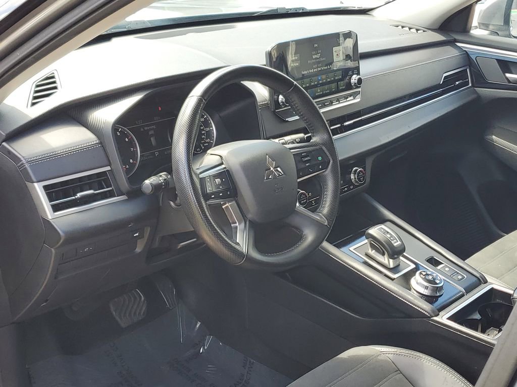 Used 2024 Mitsubishi Outlander AWD image 23