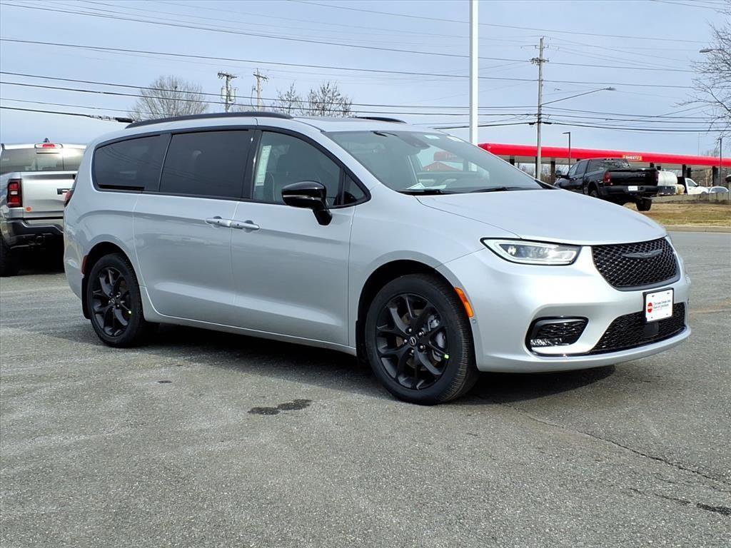 New 2026 Chrysler Pacifica Limited w/ S Appearance Package image 2