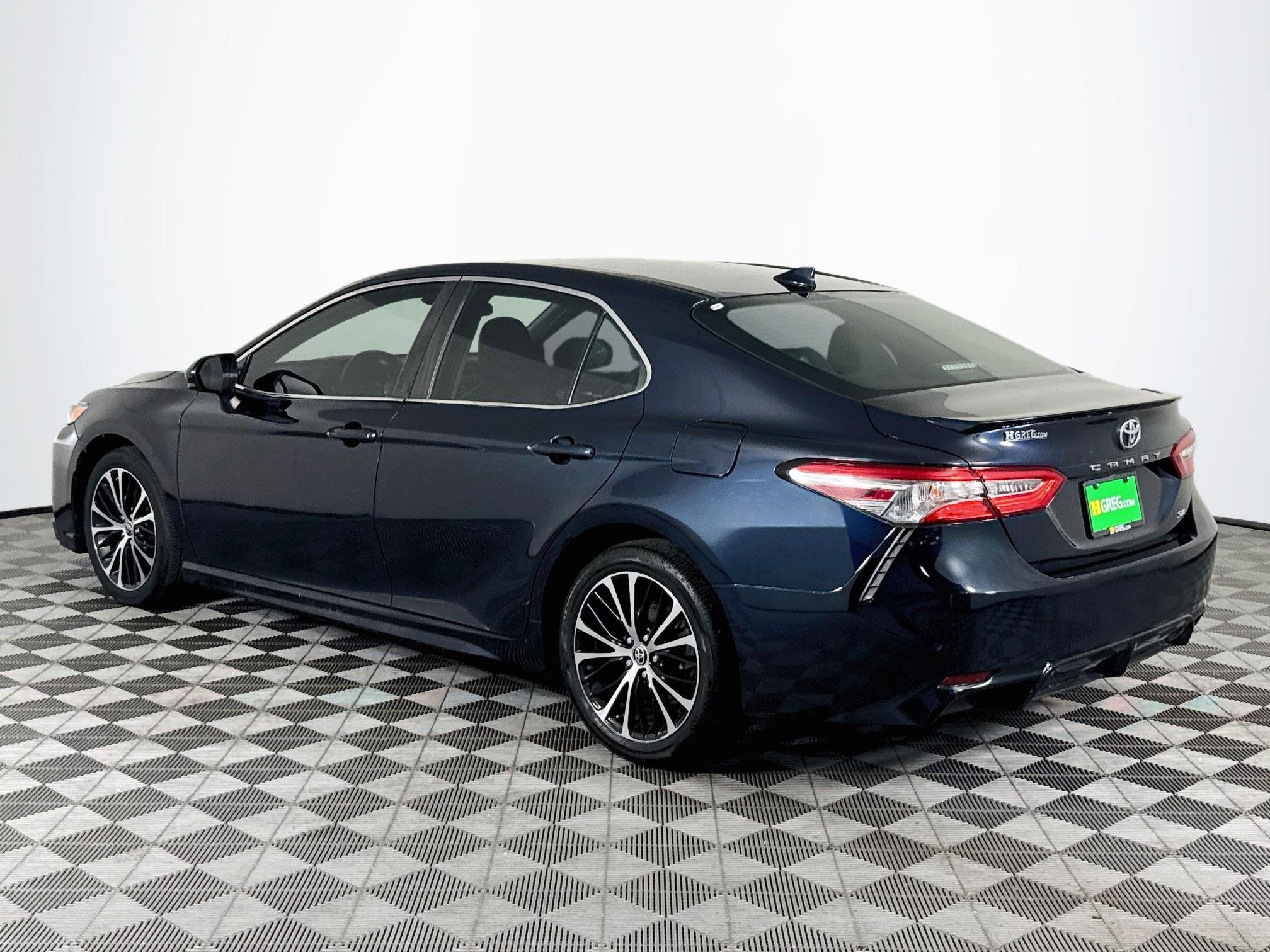 Used 2020 Toyota Camry SE FWD image 6