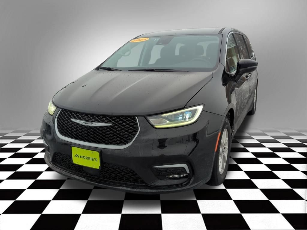 Used 2024 Chrysler Pacifica Touring-L image 3