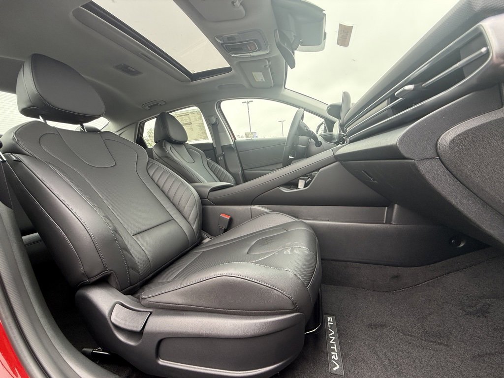 New 2025 Hyundai Elantra Limited image 22
