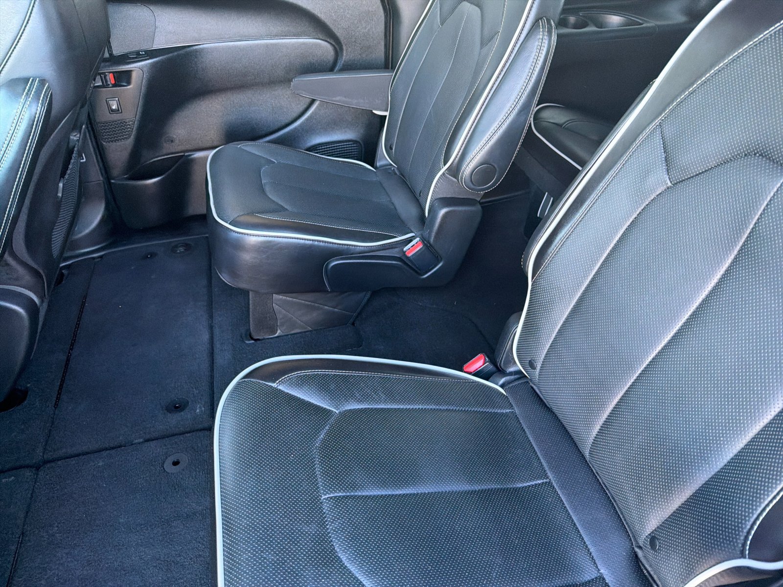 Used 2026 Chrysler Pacifica Limited FWD image 13