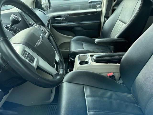 Used 2015 Chrysler Town & Country Touring FWD image 10