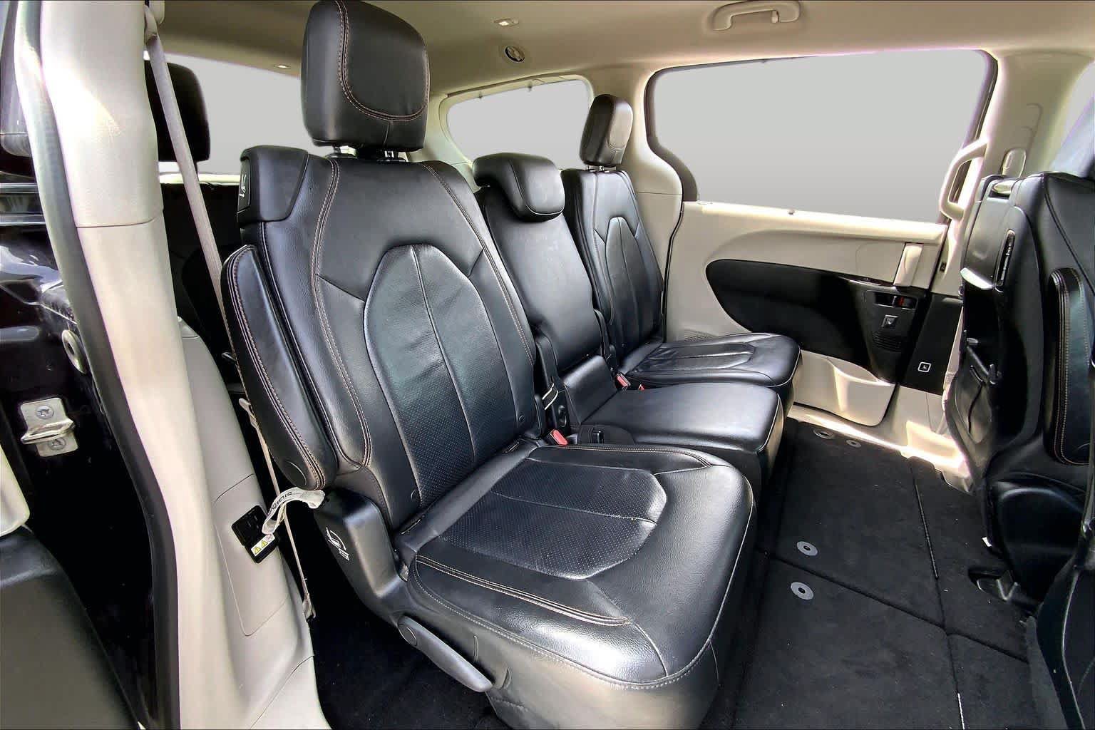 Used 2017 Chrysler Pacifica Touring-L Plus w/ Tire & Wheel Group FWD image 19