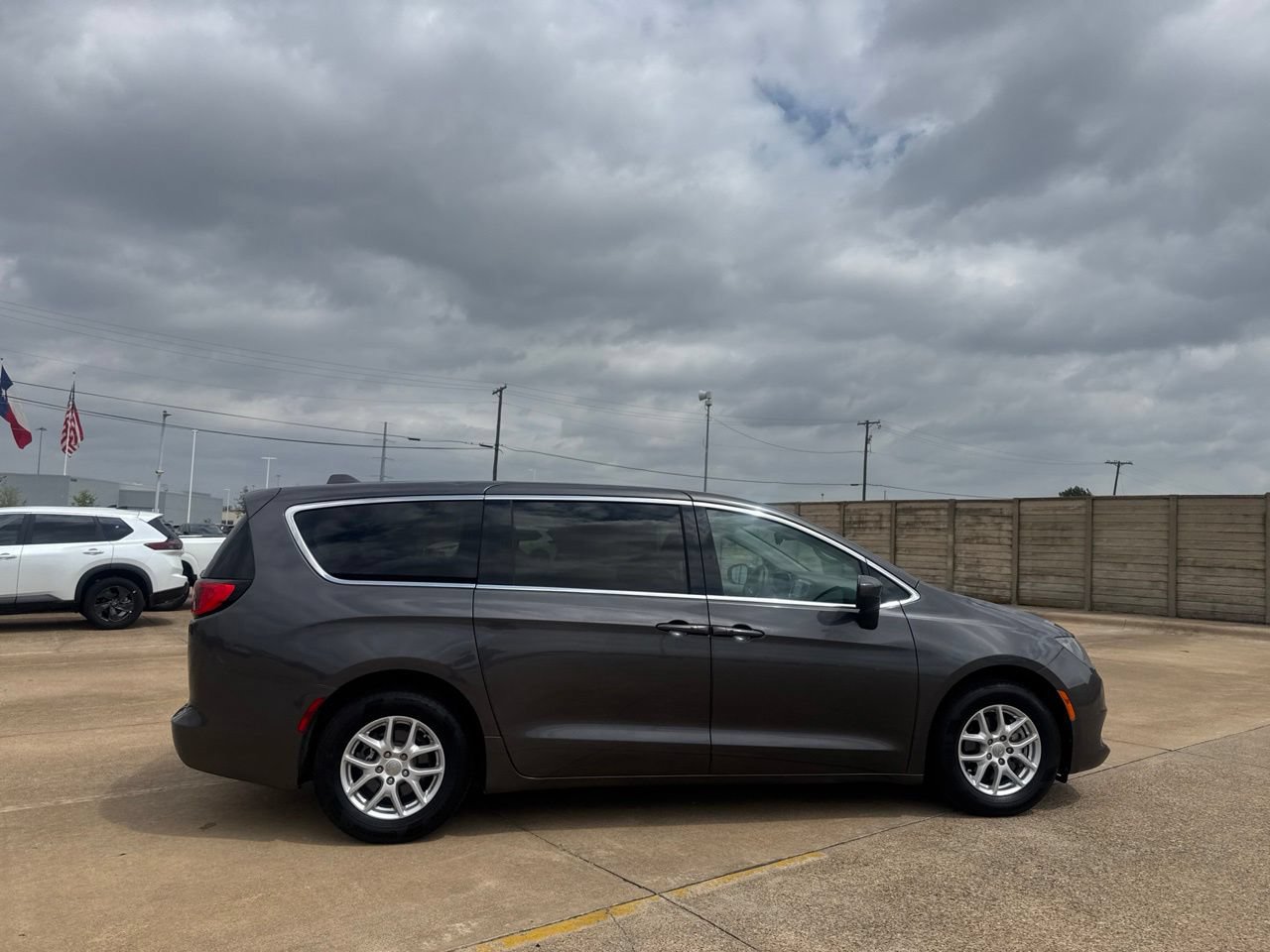Used 2017 Chrysler Pacifica Touring FWD image 22
