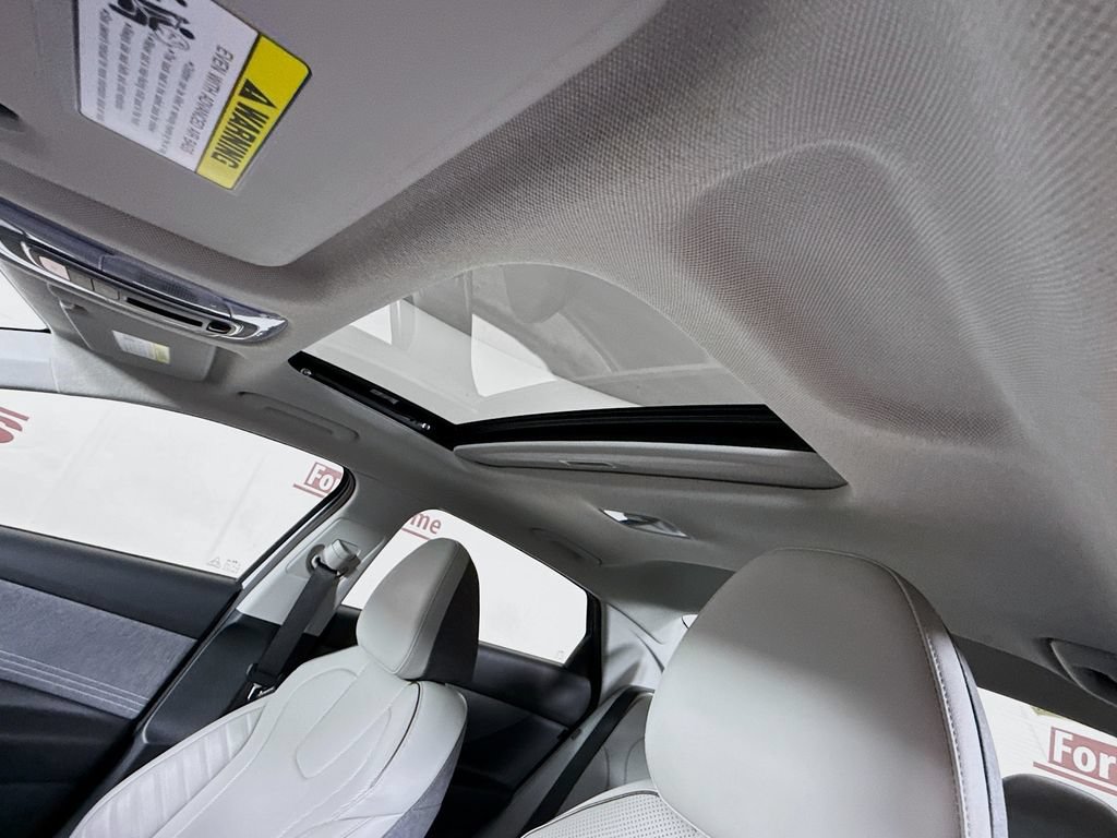Certified 2025 Hyundai Elantra Limited FWD image 12