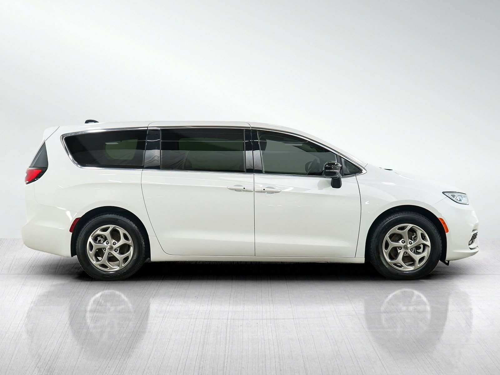 Used 2024 Chrysler Pacifica Limited FWD image 6