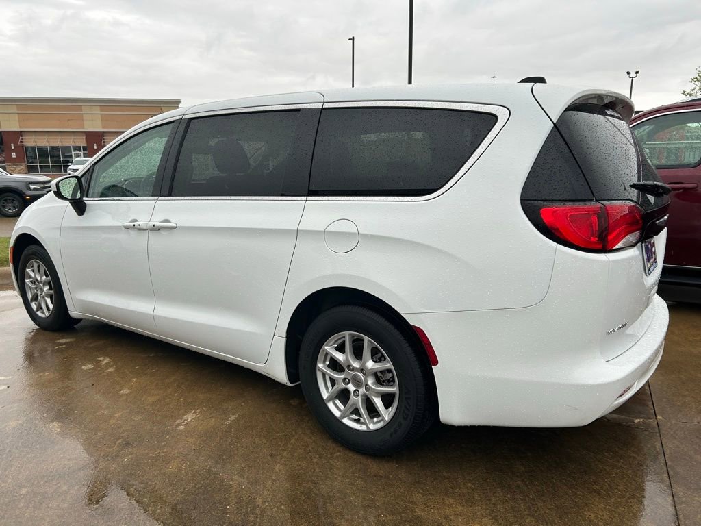 Used 2023 Chrysler Voyager LX image 9