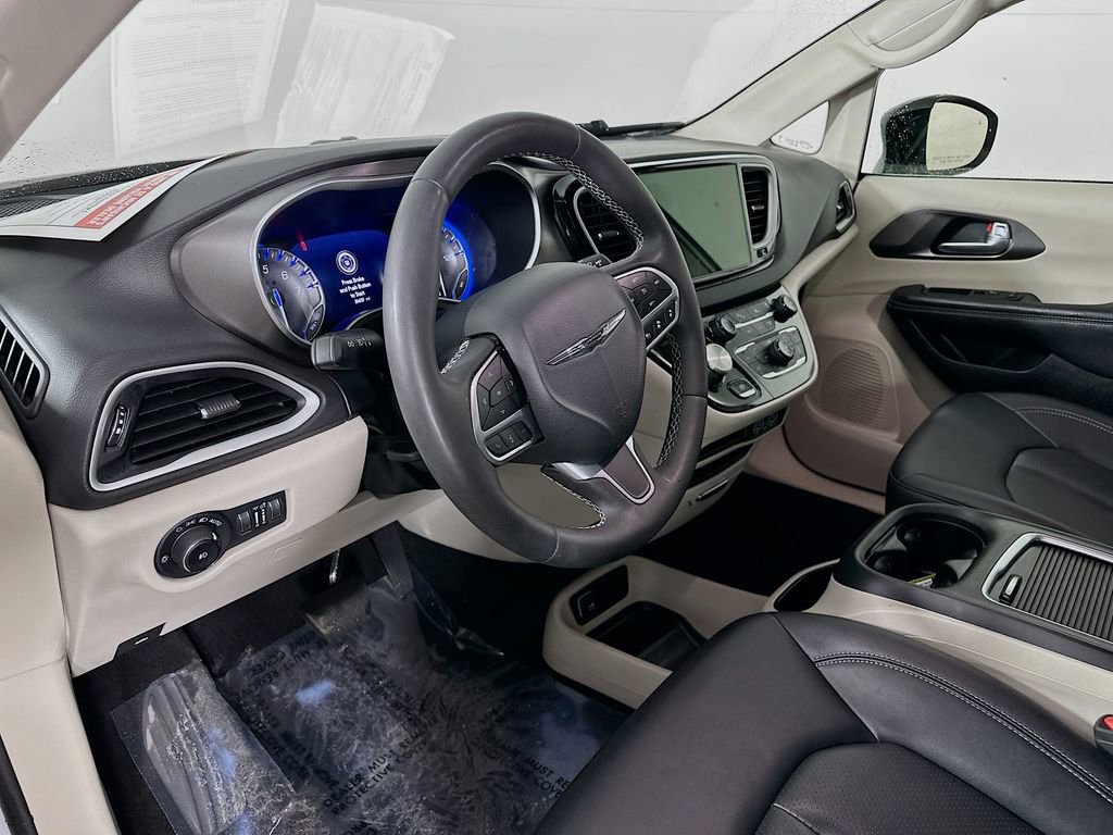 Used 2024 Chrysler Pacifica Touring-L image 16