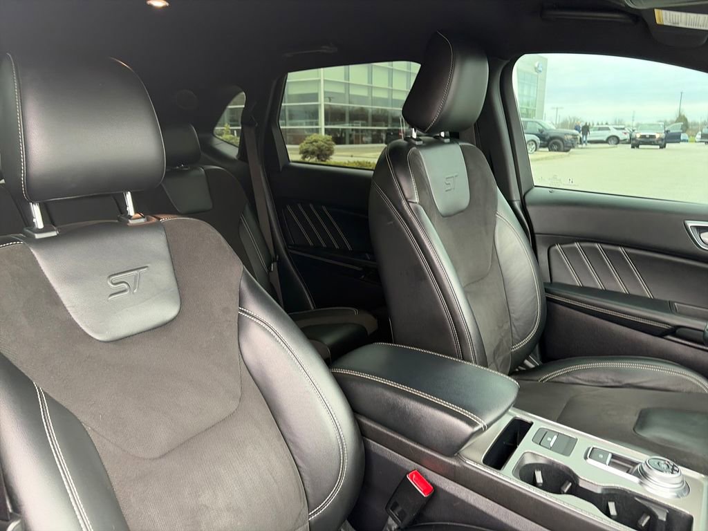 Used 2021 Ford Edge ST image 12