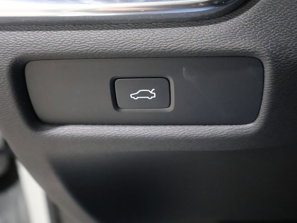 Used 2025 Volvo V60 B5 Cross Country Plus image 30