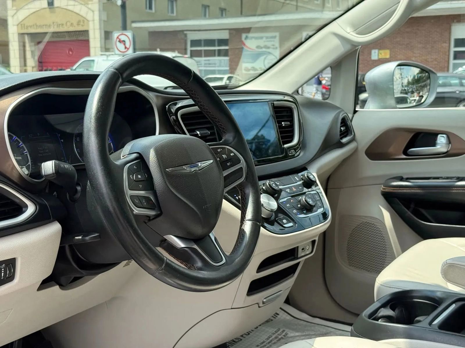 Used 2017 Chrysler Pacifica Touring-L w/ Tire & Wheel Group image 20