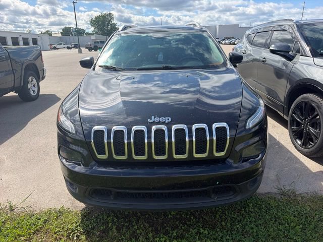 Used 2016 Jeep Cherokee Latitude w/ Cold Weather Group FWD image 2