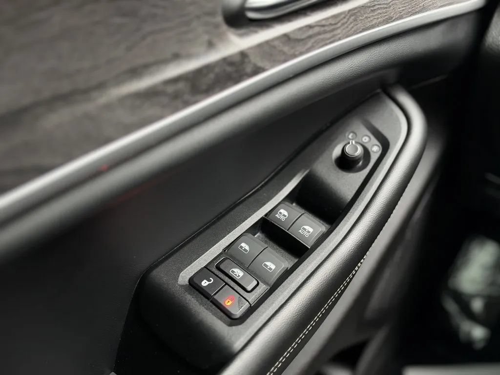 Used 2024 Jeep Grand Cherokee Limited w/ Black Appearance Package RWD image 9