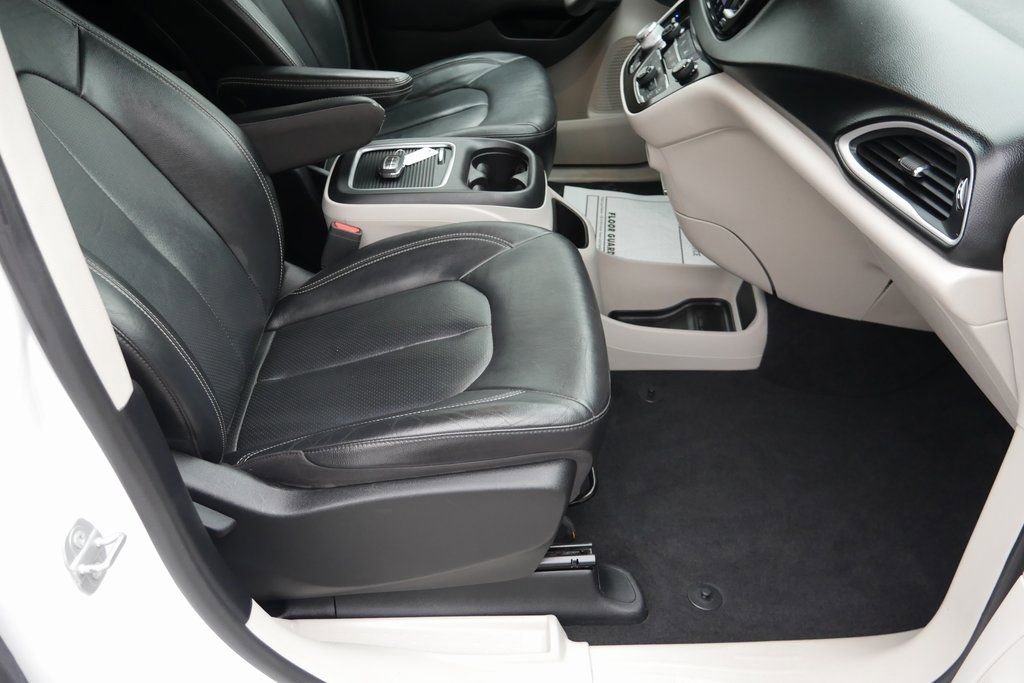 Used 2022 Chrysler Pacifica Touring-L image 20
