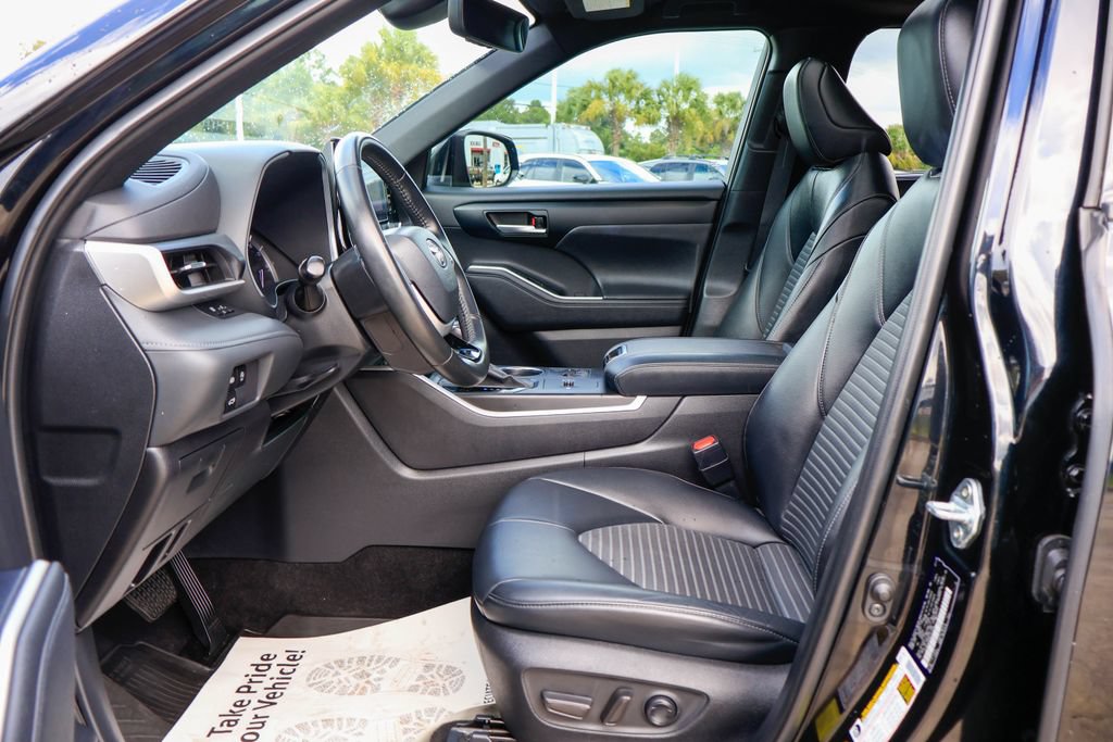 Used 2023 Toyota Highlander XSE FWD image 9