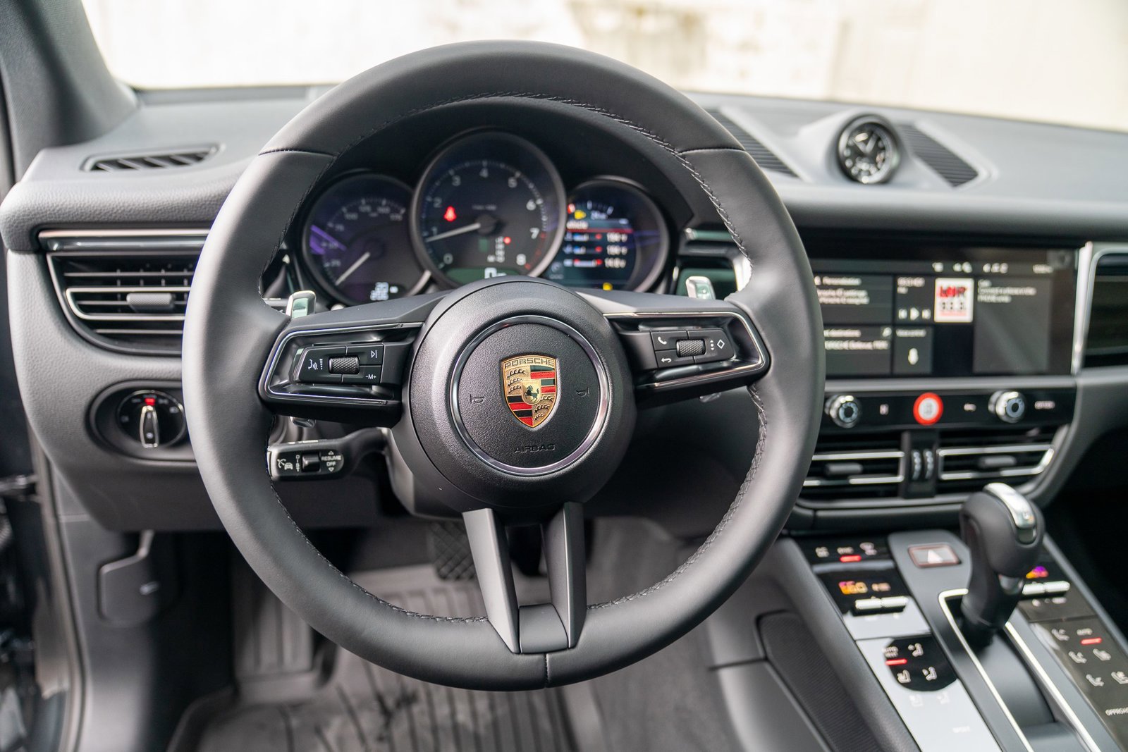 Certified 2025 Porsche Macan AWD/4WD image 12