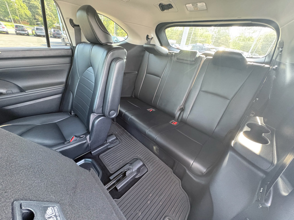 Used 2021 Toyota Highlander XLE FWD image 25