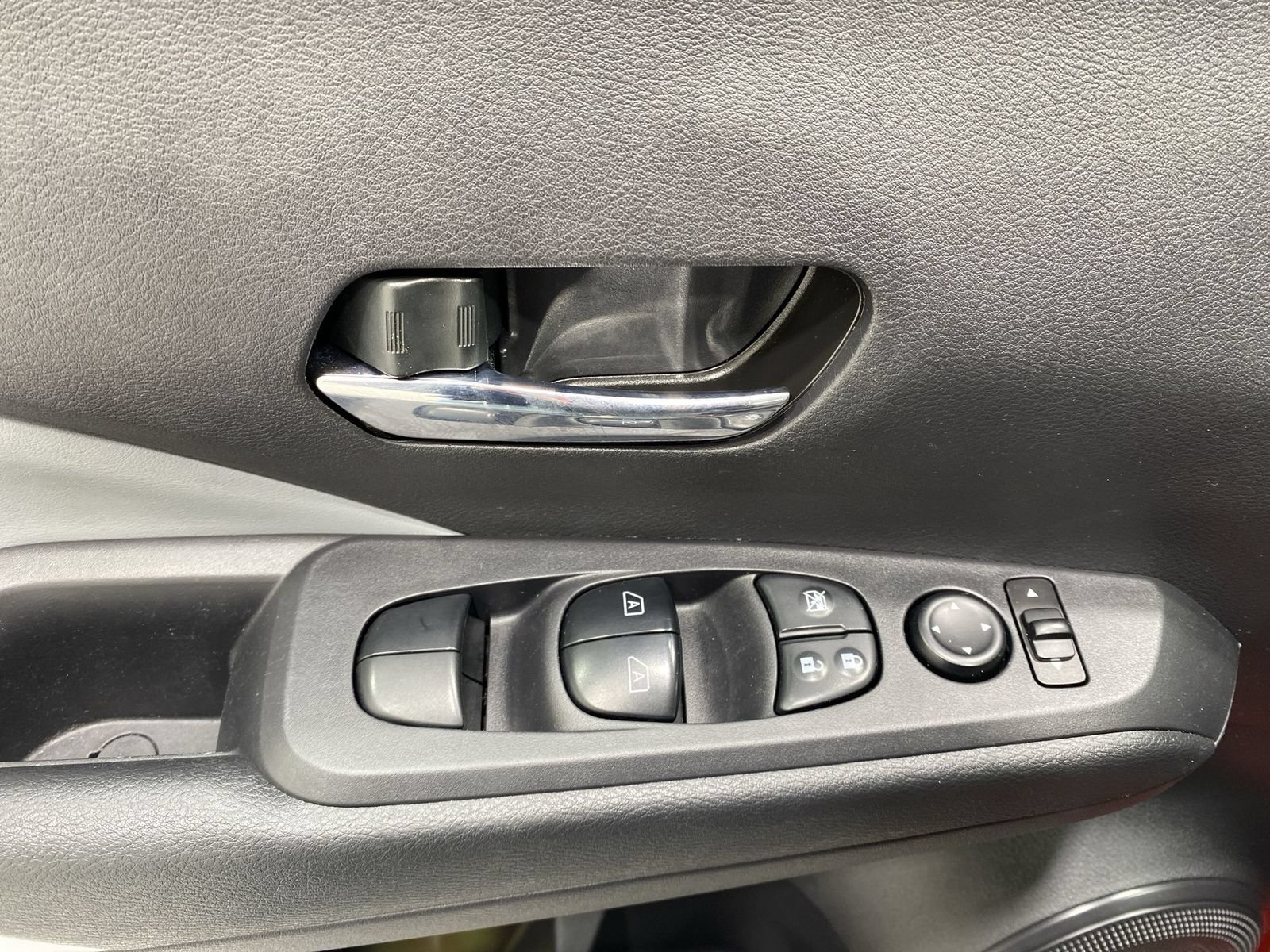 Used 2023 Nissan Kicks SR w/ SR Premium Package FWD image 13